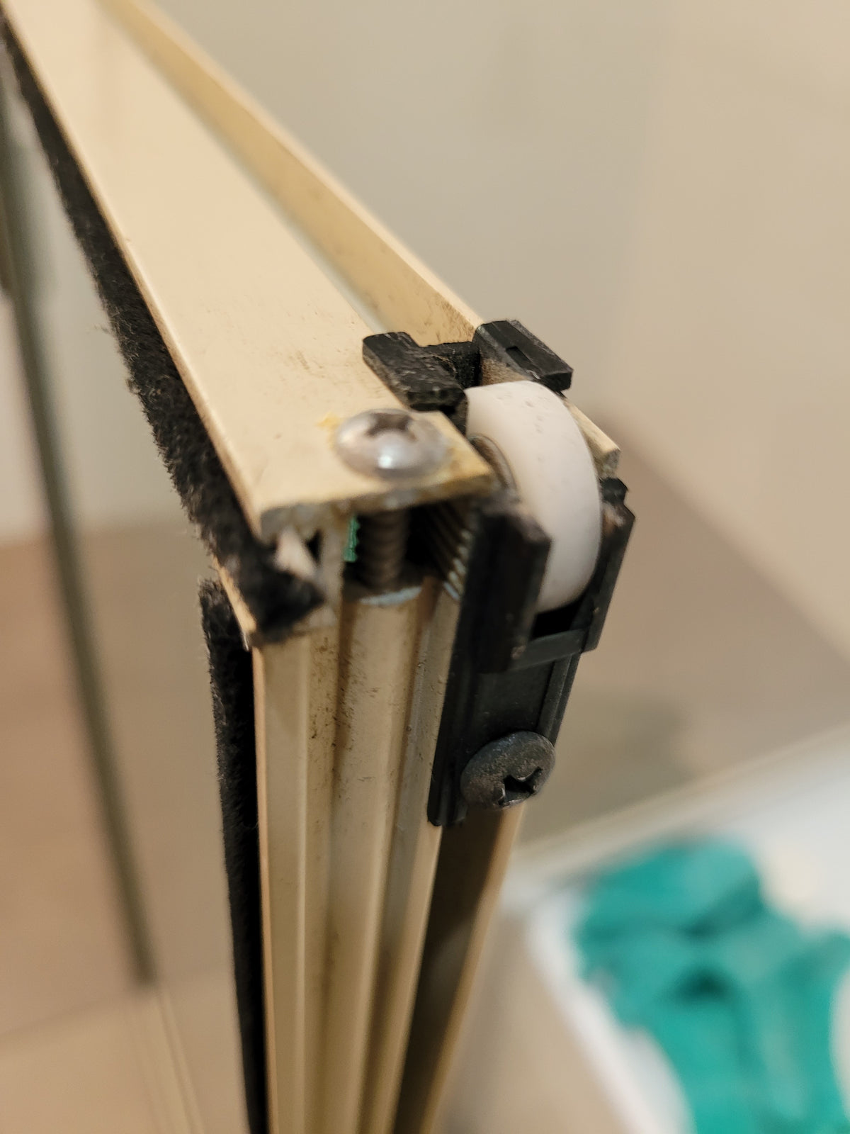 Roller + axle - suits CTL, G James windows - FLAT ROLLER