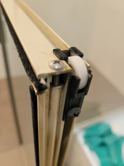 Roller + axle - suits CTL, G James windows - FLAT ROLLER