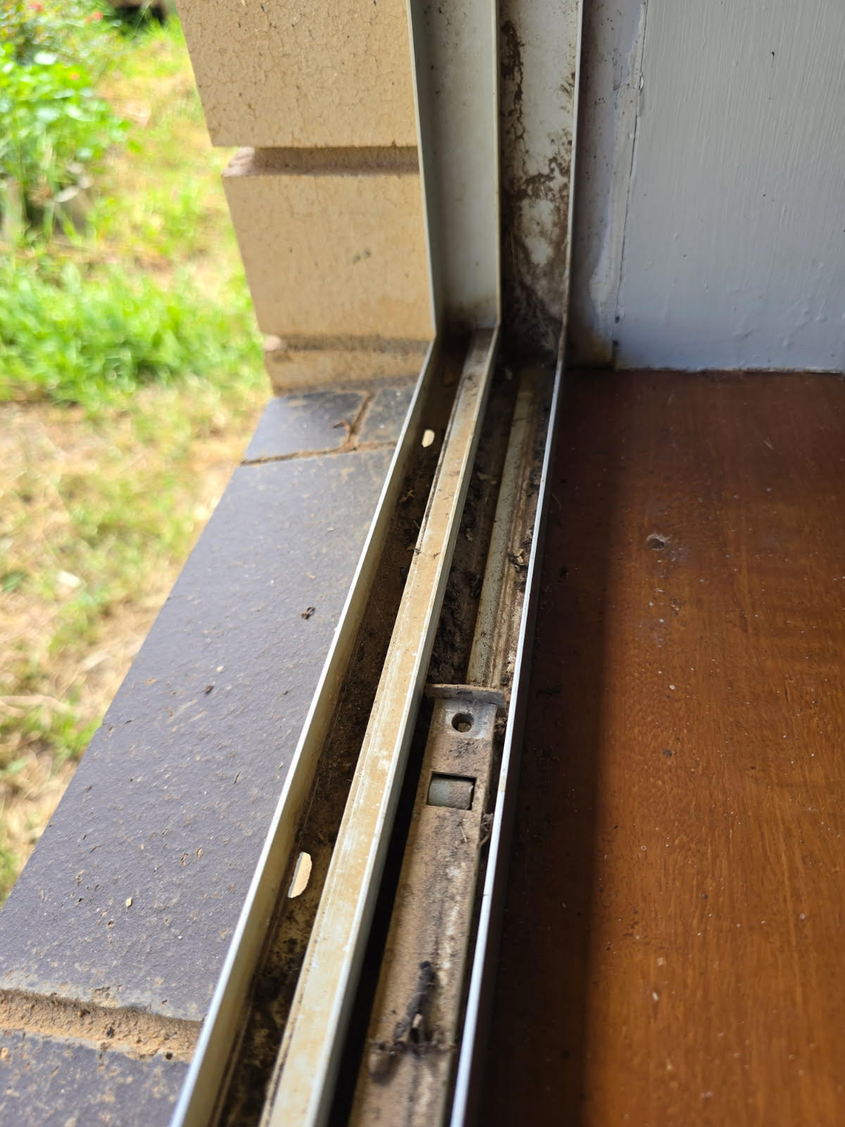 Flyscreen retaining clip - 1970's home - unknown brand